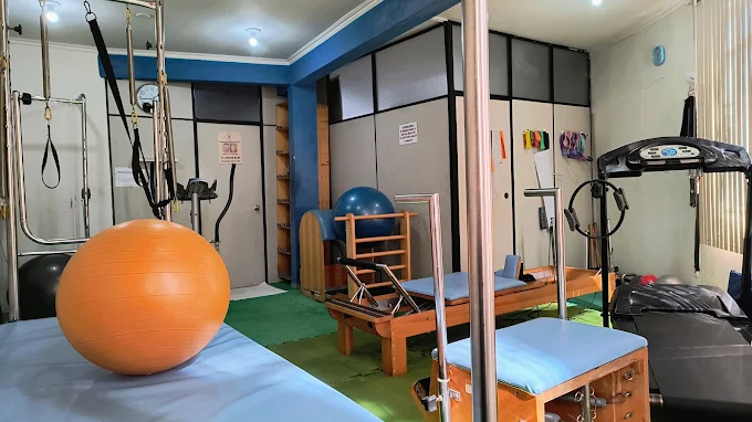 Estúdio I com aparelhos de Pilates e esteira em Campo Grande, RJ