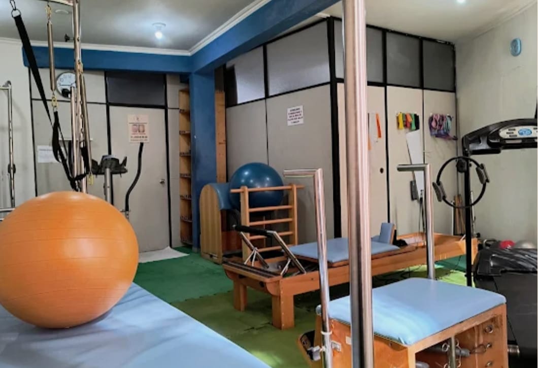 Estúdio I da Escola Saúde com equipamentos de Pilates